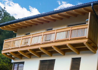 gezimmerter Balkon und Dachstuhl von Einfamilienhaus in Villanders-Klausen